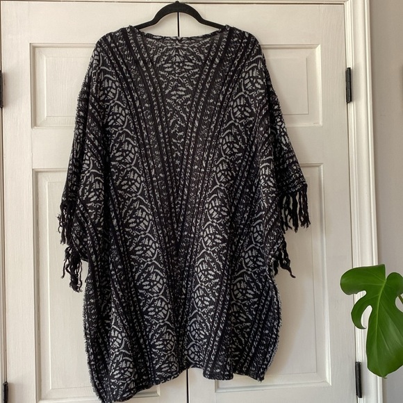 Free People Black Pattern Fringe Kimono Cardigan Size M/L Rare ASO Selena Gomez - Picture 12 of 15